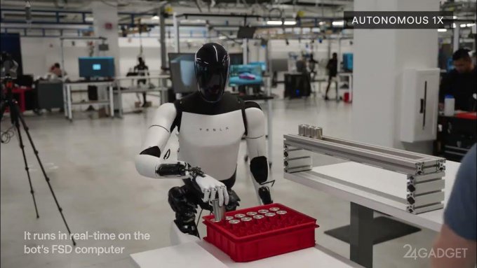Tesla показала, как роботы Optimus с помощью людей складывают аккумуляторы в контейнер (видео)
