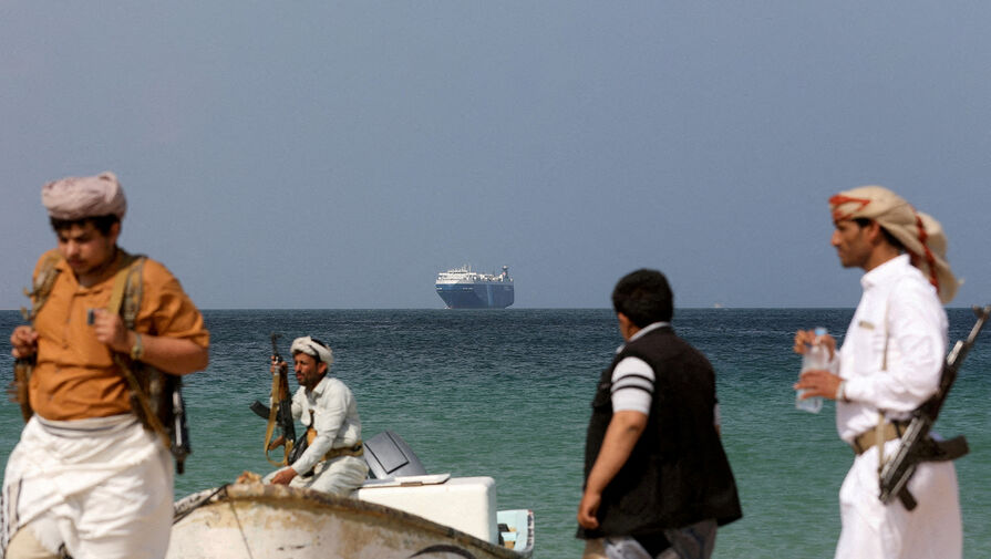 Ракета прилетела по танкеру под панамским флагом в Красном море