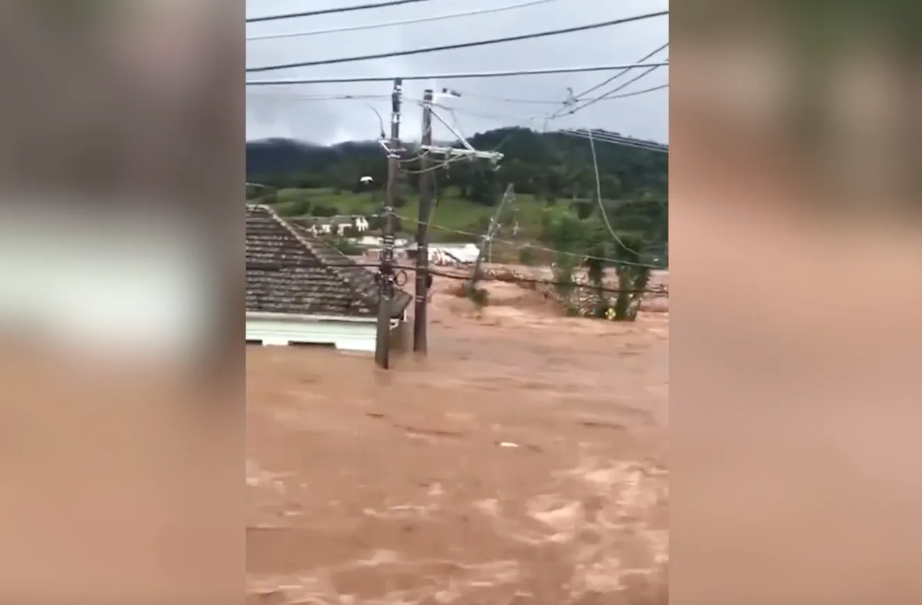 Число жертв наводнения в Бразилии превысило полсотни